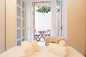 Goles Courtyard with parking by Valcambre